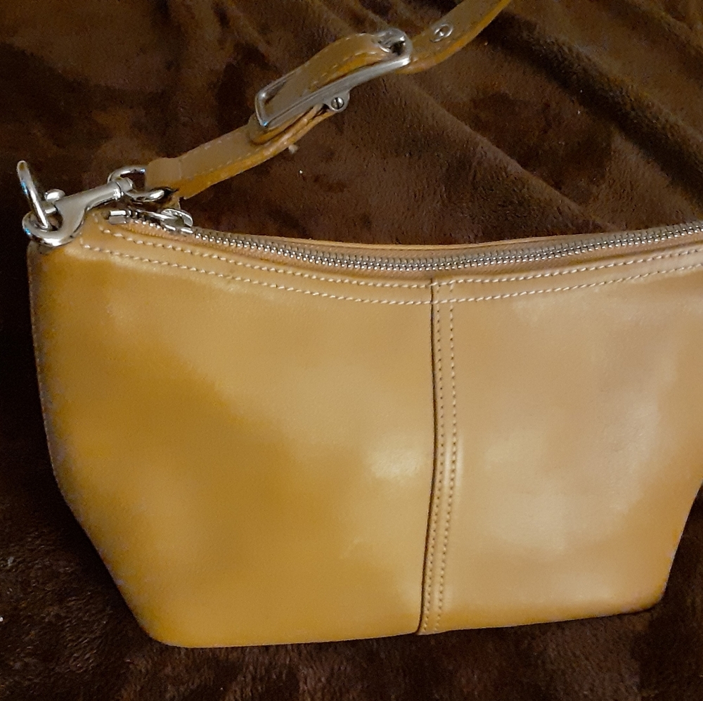 Coach leather shoulder bag.